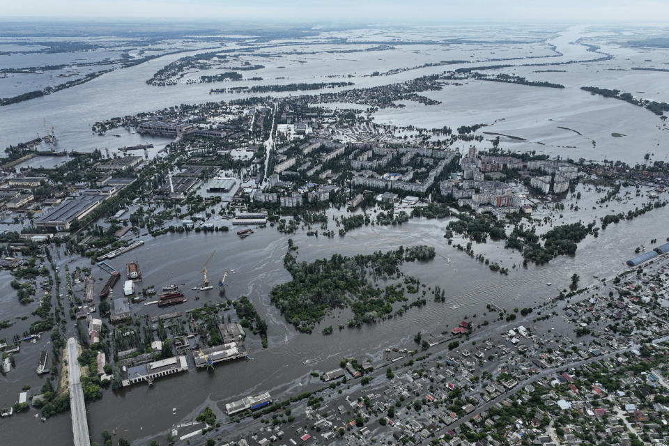 En la imagen, viviendas sumergidas en el agua contaminada por petróleo que anegó un vecindario en Jersón, Ucrania, el 10 de junio de 2023. Las masivas inundaciones causadas por la destrucción de la represa de Kajovka el 6 de junio han arrasado pueblos situados río abajo en ambas orillas del Dniéper, en la región de Jersón, que está en la línea del frente de la guerra. Rusia y Ucrania se acusan mutuamente de provocar el colapso. (AP Foto/Evgeniy Maloletka)