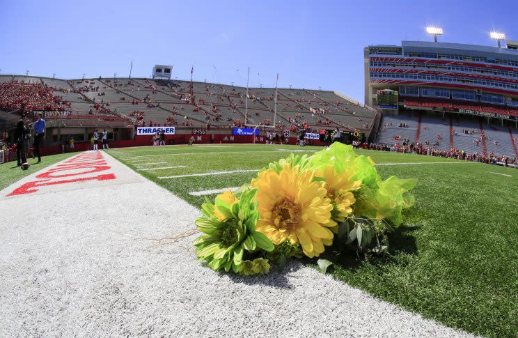 Flowers are placed at the 27-yard line by the visiting Oregon team in memory of Nebraska punter Sam Foltz (27). (AP Photo/Nati Harnik)