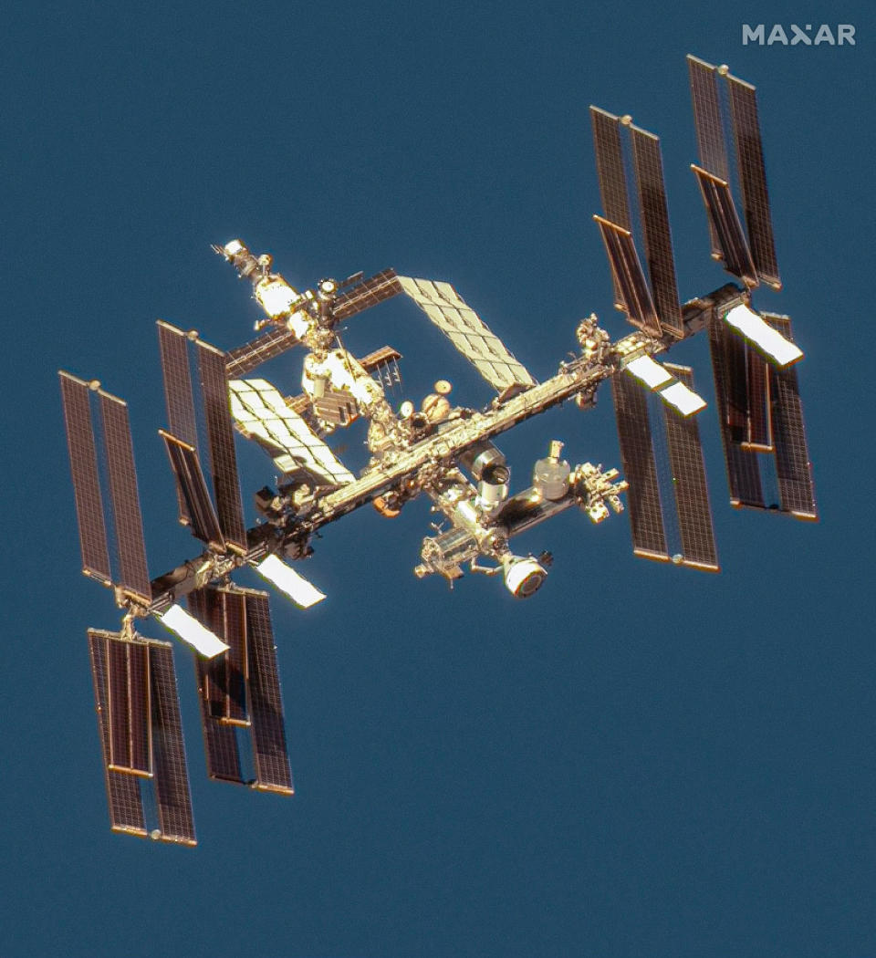 Ein aktuelles Foto der Internationalen Raumstation, aufgenommen von einem kommerziellen Maxar-Bildgebungssatelliten.  In der Mitte unten rechts ist die Starliner-Kapsel von Boeing zu sehen, die sich aus dem vorderen Andockhafen der Station erstreckt.  Das Deorbit-Fahrzeug von SpaceX wird an demselben vorderen Hafen andocken, um das Labor sicher aus der Umlaufbahn zu befördern, wenn das Programm etwa 2030 endet. / Bildnachweis: Maxar