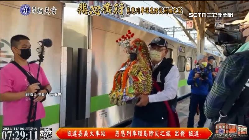 廟方人員抱著神像逐一進到火車車廂內。（圖／翻攝自北港朝天宮臉書）