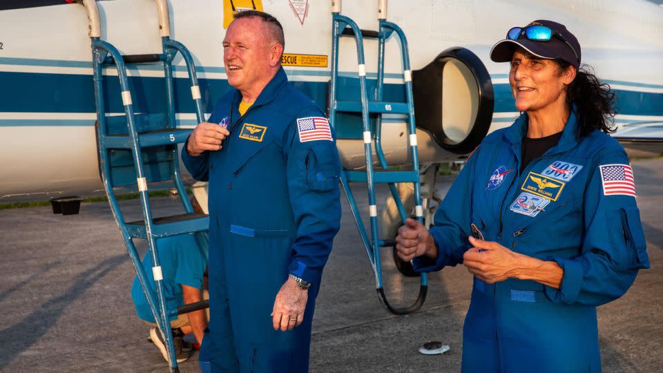 Οι αστροναύτες της NASA Butch Wilmore (αριστερά) και Suni Williams βρίσκονται σε καραντίνα από τα τέλη Απριλίου για να προστατεύσουν την υγεία τους.  – Cory S. Huston/NASA