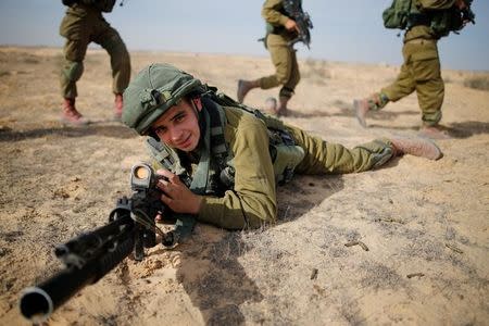 Saleh Khalil, 20, an Israeli Arab soldier from the Desert Reconnaissance battalion takes part in a drill near Kissufim in southern Israel November 29, 2016. Picture taken November 29, 2016. REUTERS/Amir Cohen