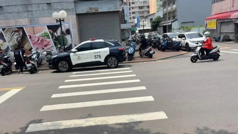 ▲民眾拍到警車停在轉彎路口的斑馬線上，車內沒有警察。（圖／台中市議員張芬郁提供，2024.04.16）