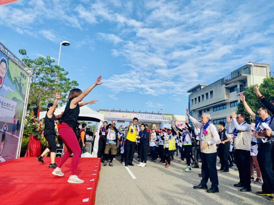 「台江迺庄歡喜逗陣走！二０二一府城—紅崴觀光工廠嘉年華健走路跑活動」，吸引上千名民眾前來參與。（記者林雪娟攝）