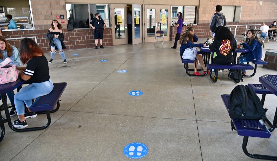 Some students at Booker High School opt for outdoor lunch.