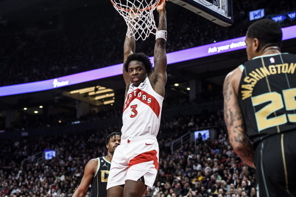 Toronto Raptors forward O.G. Anunoby (3) dunks next to Charlotte Hornets forward P.J. Washington (25) during the first half of an NBA basketball game Tuesday, Jan. 10, 2023, in Toronto. (Christopher Katsarov/The Canadian Press via AP)