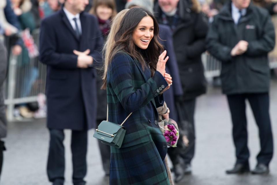 Meghan Markle trug in Edinburgh im Februar 2018 einen Burberry Mantel mit Schottenmuster. [Foto: PA]