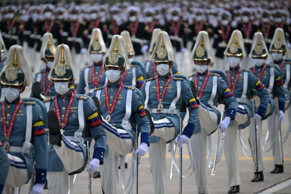 Cadetes venezolanos desfilando.