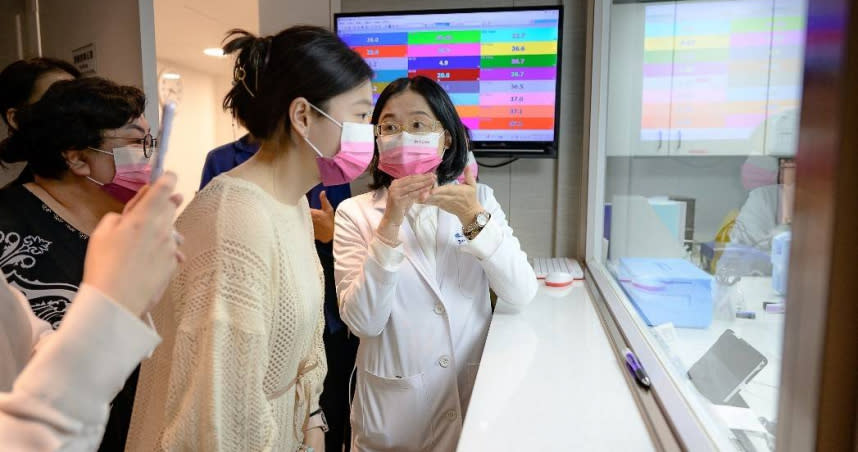 陳玉娟院長（右）向大韓女韓醫師會與中華民國女中醫師協會介紹台灣胚胎實驗室。（圖／宜蘊醫療提供）