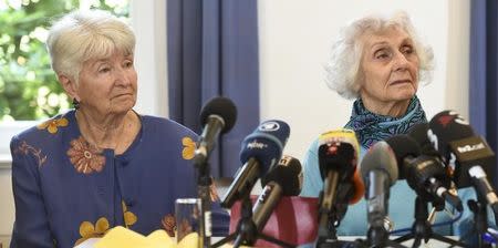 Hedy Bohm (L) and Eva Pusztai-Fahidi, survivors of the Auschwitz concentration camp, take part in a news conference in Lueneburg, April 20, 2015. REUTERS/Fabian Bimmer