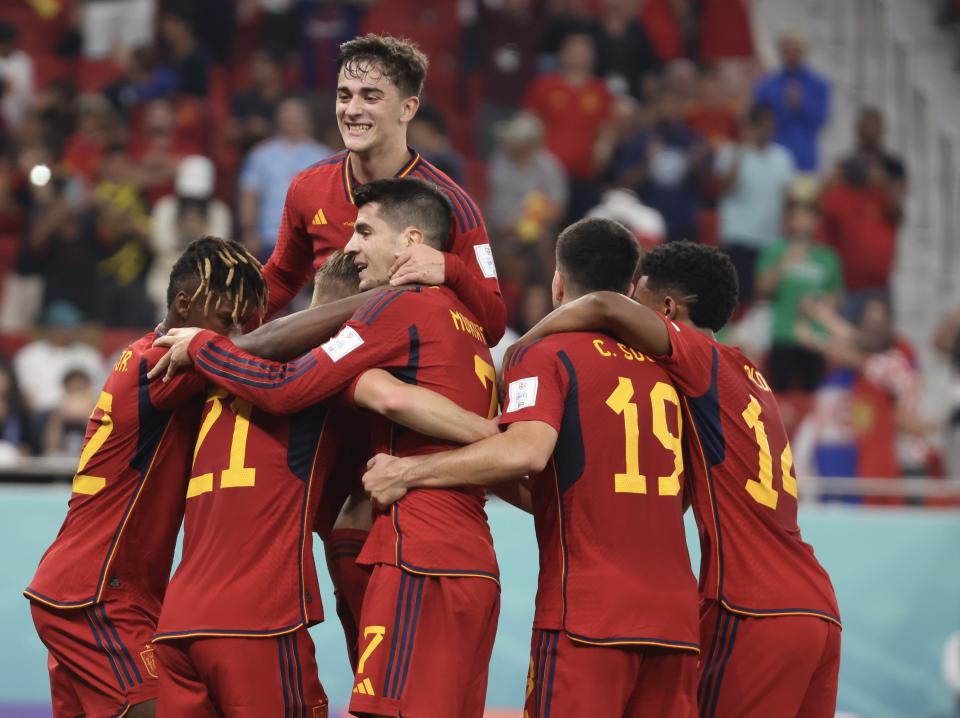 Los jugadores de la selección española celebran el último de los siete goles que le marcaron a Costa Rica en su debut en el Mundial. (Foto: VCG / Getty Images).