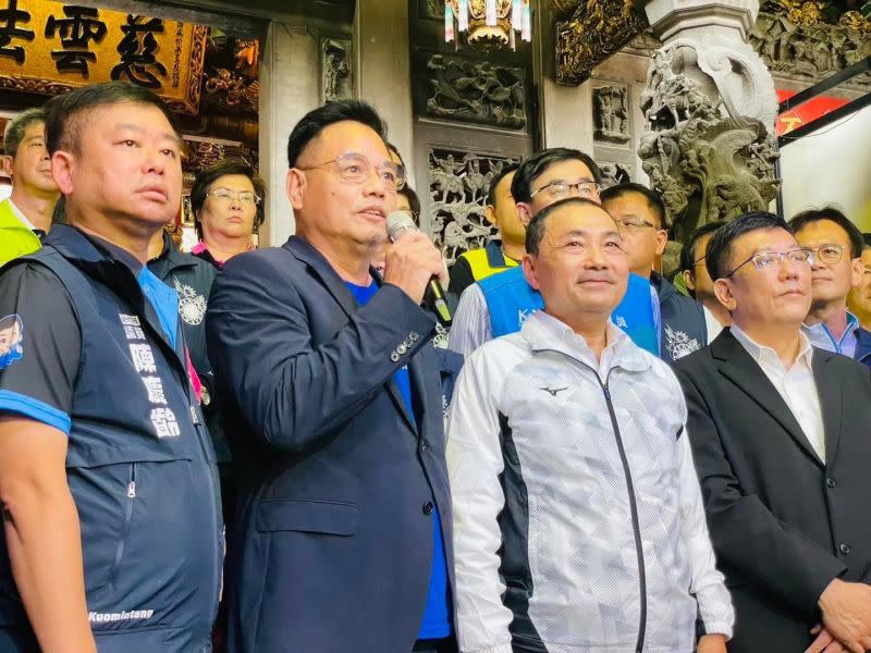 ▲受颱風尼莎影響，北台灣強降雨成災，惟新北市長侯友宜卻不顧新北市災情，跑到新竹市開心輔選國民黨參選人，引發譁然。（圖／翻攝自林耕仁臉書）