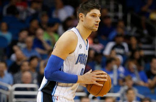 Nikola Vucevic, de los Orlando Magic, en un momento del partido de la NBA contra los Brooklyn Nets en el Amway Center de Orlando, Florida (sudeste), el 3 de noviembre de 2013 (Getty Images/AFP/Archivos | Sam Greenwood)