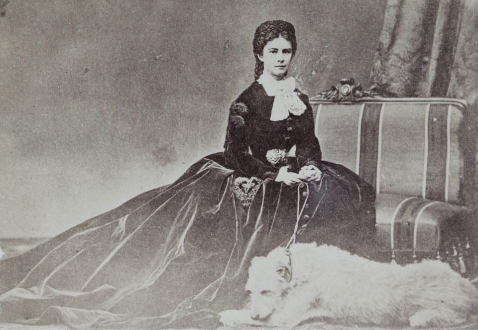 empress elisabeth with dog