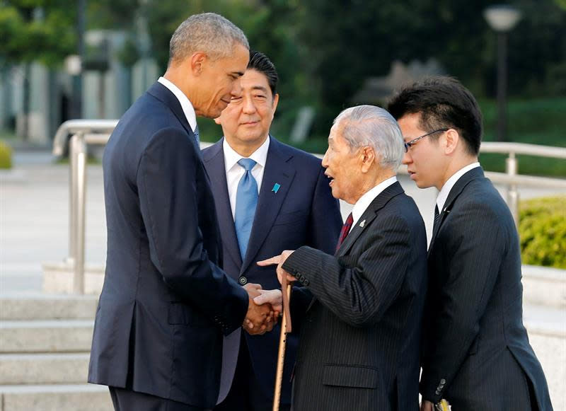 El presidente de Estados Unidos, Barack Obama conversa con Sunao Tsuboi, un superviviente de la bomba nuclear en Hiroshima de 91 años, junto al primer ministro nipón, Shinzo Abe, durante una ofrenda floral en el Parque de la Paz hoy, 27 de mayo de 2016, en Hiroshima EFE/Ma Ping / Pool