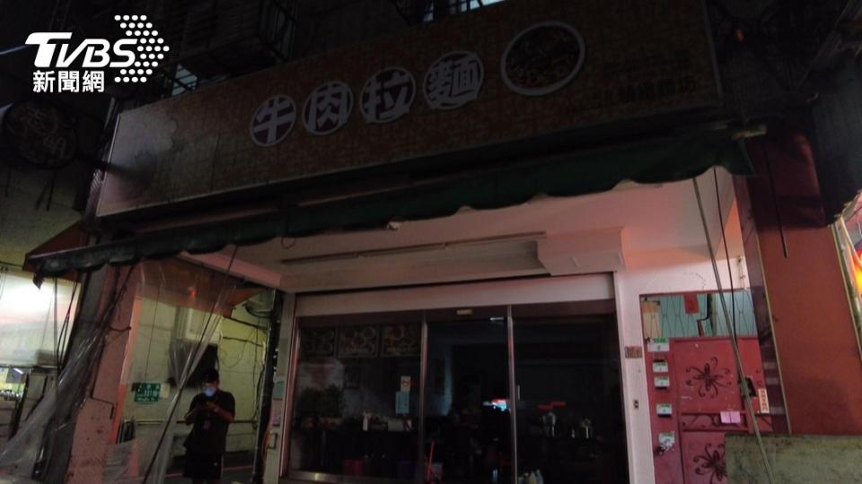 「志明牛肉拉麵」石牌分店遭踢爆，用抹布水擰入湯鍋煮麵。（圖／TVBS）