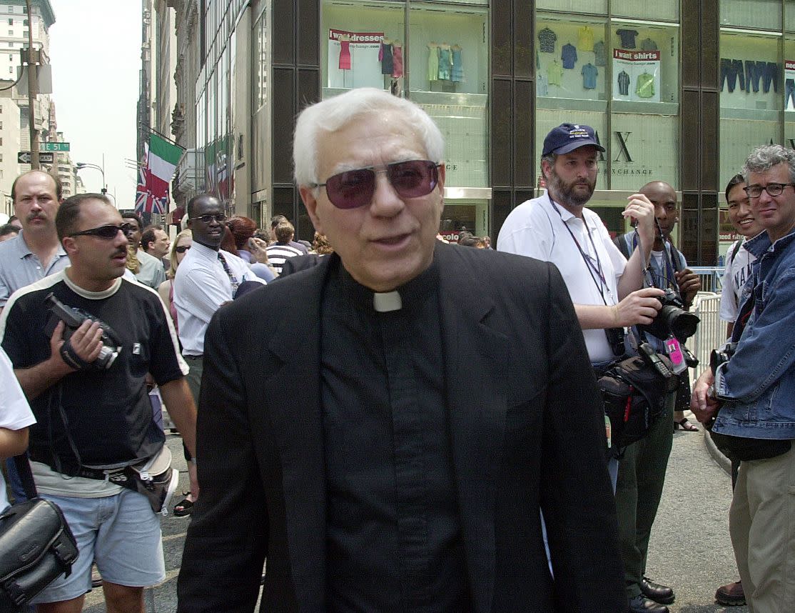 Father Louis Gigante in New York in 2000. 