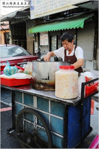 【食記│台南】開山路無名臭豆腐~新立食文化，站著吃也好好味的神祕臭豆腐!