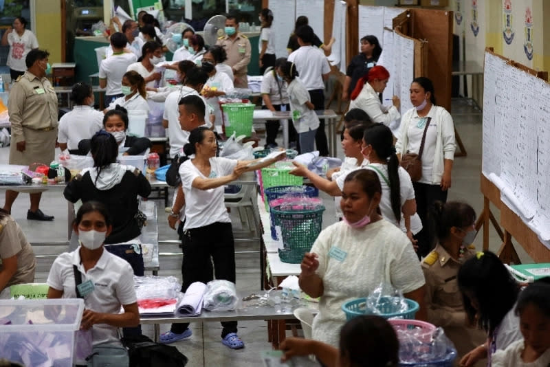 5 月 14 日，工作人員在泰國曼谷一處投票站關閉後統計選票。當日泰國舉行國會下議院選舉，改選下議院全部500 個議席。   圖：翻攝自南方都市報