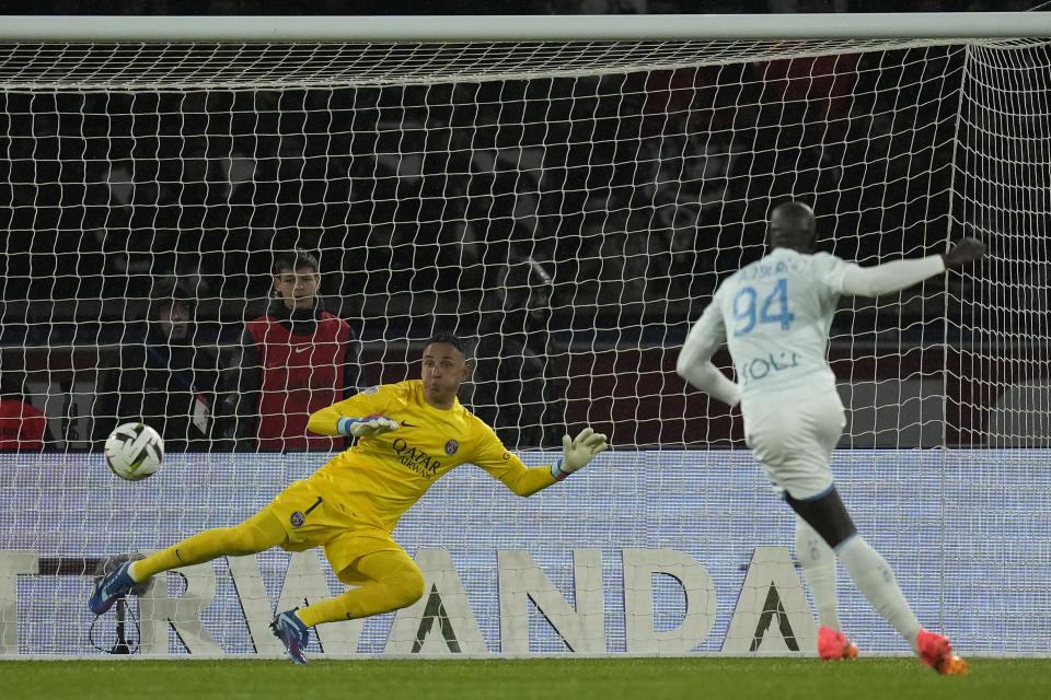 Le Havre's Abdoulaye Toure scores his side's third goal during the French League One soccer match between Paris Saint-Germain and Le Havre at the Parc des Princes in Paris, Saturday, April 27, 2024. (AP Photo/Thibault Camus)