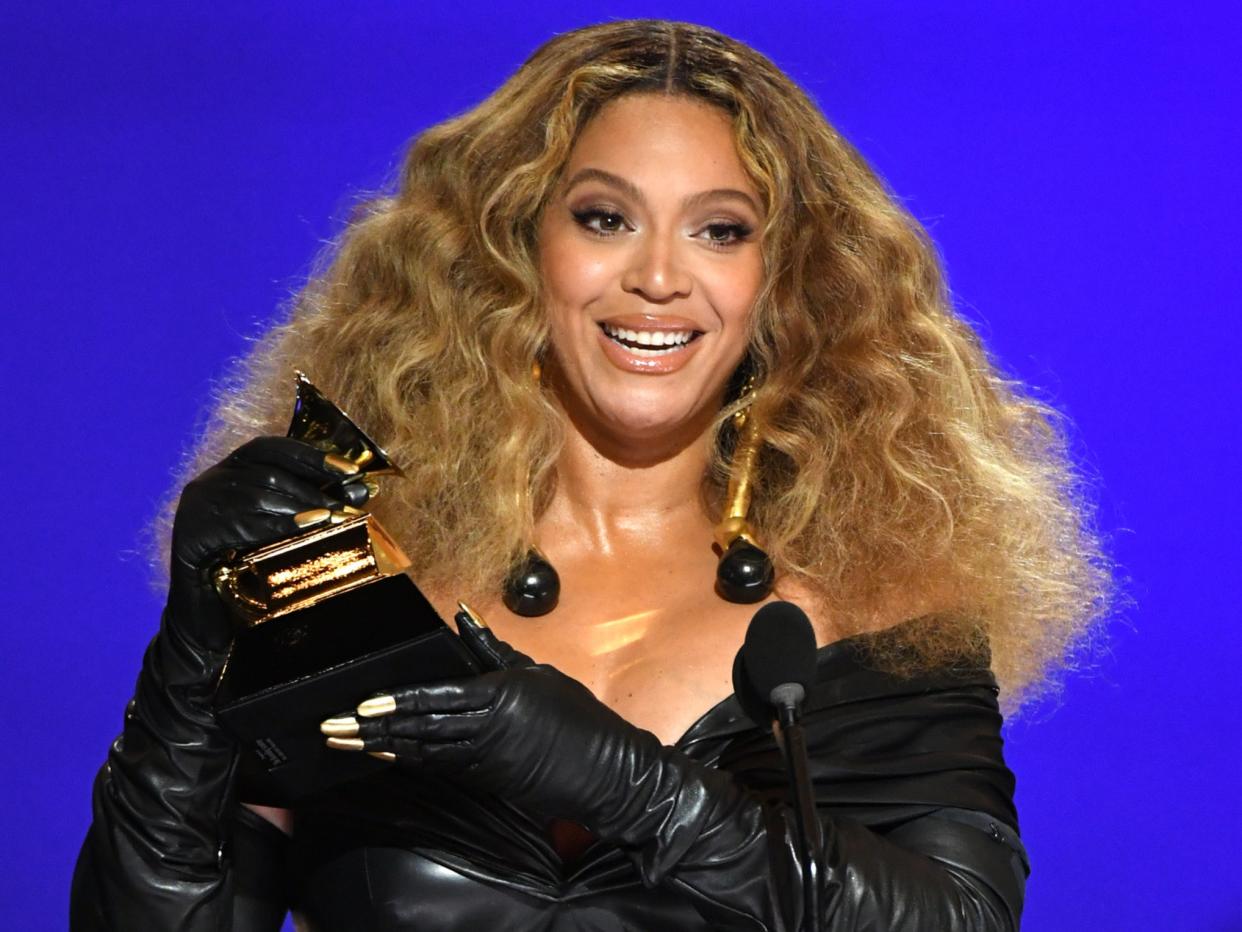 <p>Beyoncé acepta el premio a la mejor interpretación de R&B por 'Black Parade' en el escenario durante la 63a Entrega Anual de los Premios GRAMMY en el Centro de Convenciones de Los Ángeles el 14 de marzo de 2021.</p> (Foto de Kevin Winter / Getty Images para The Recording Academy)