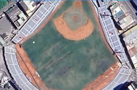 從正上方衛星空拍圖鳥瞰新竹棒球場，更顯形狀詭異，網友直呼恐怖。（圖／取自Vtuber《高雄林小姐》直播）