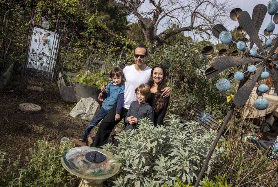 Paul y Nancy Terry con sus hijos Oliver, a la izquierda, y Hunter, a la derecha, en el jardín Arts and Roots.