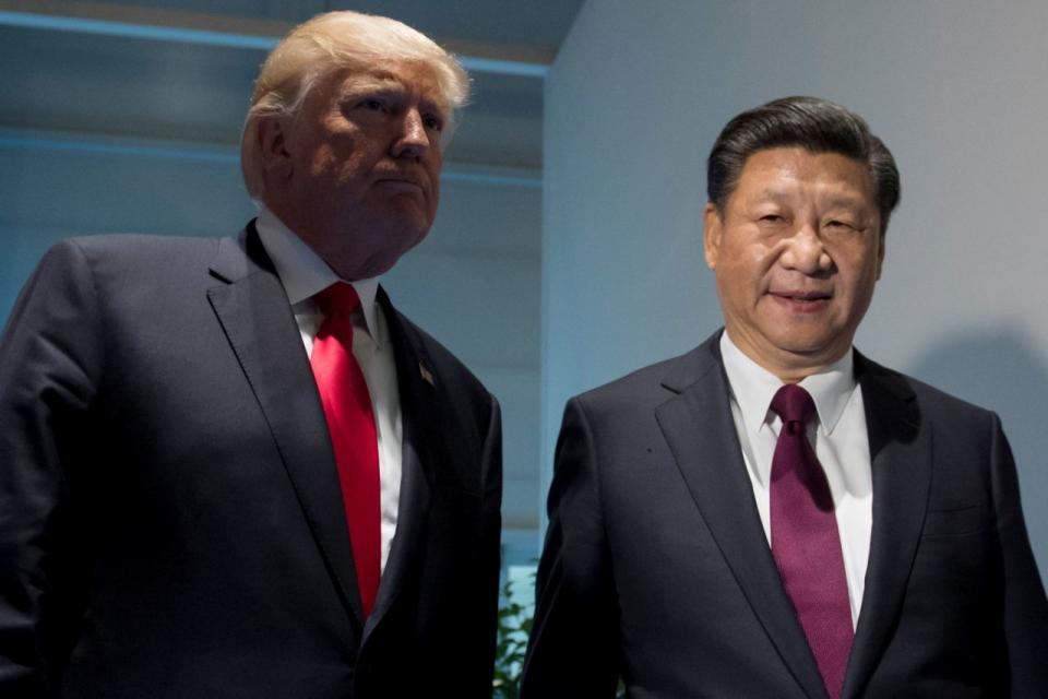 El presidente estadounidense Donald Trump y el presidente chino Xi Jinping, a la derecha, reunidos en el marco de la Cumbre del G20 en Hamburgo, Alemania, el 8 de julio de 2017. REUTERS/Saul Loeb, Pool