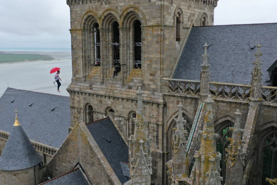 <p>Esta vez eligió otro paraje espectacular, el Monte Saint-Michel, este pueblo construido sobre una pequeña isla rocosa en Normandía alrededor de una abadía benedictina originaria del siglo IX. (Foto: Damien Meyer / AFP / Getty Images).</p> 