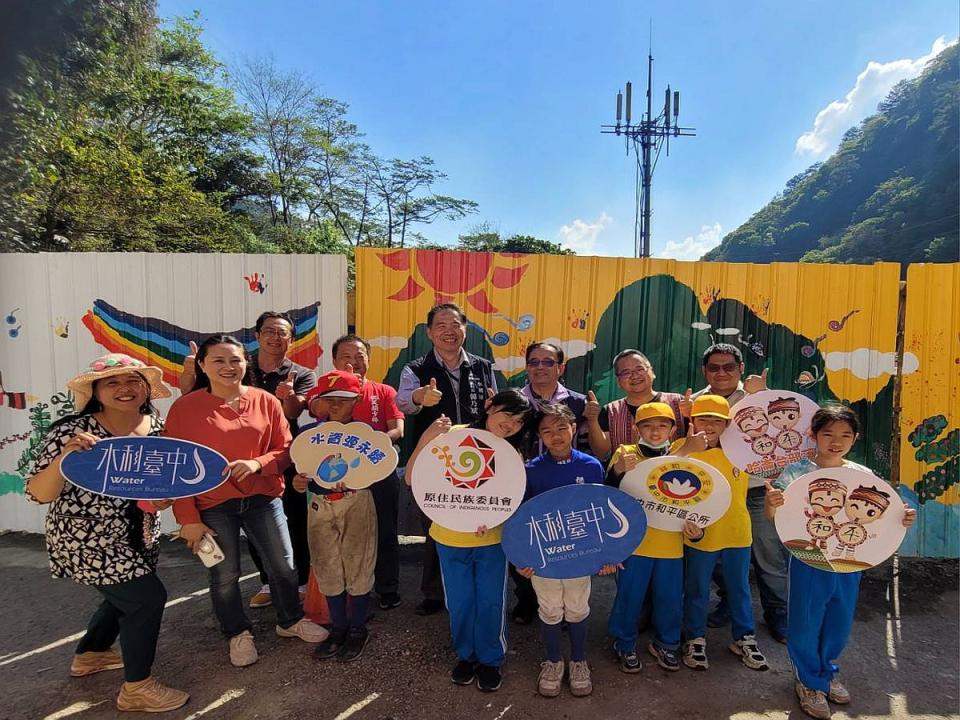 水利局副局長韓乃斌與德芙蘭國民小學師生齊心彩繪創作，為冰冷的工程增添在地特色與溫度。（圖：水利局提供）