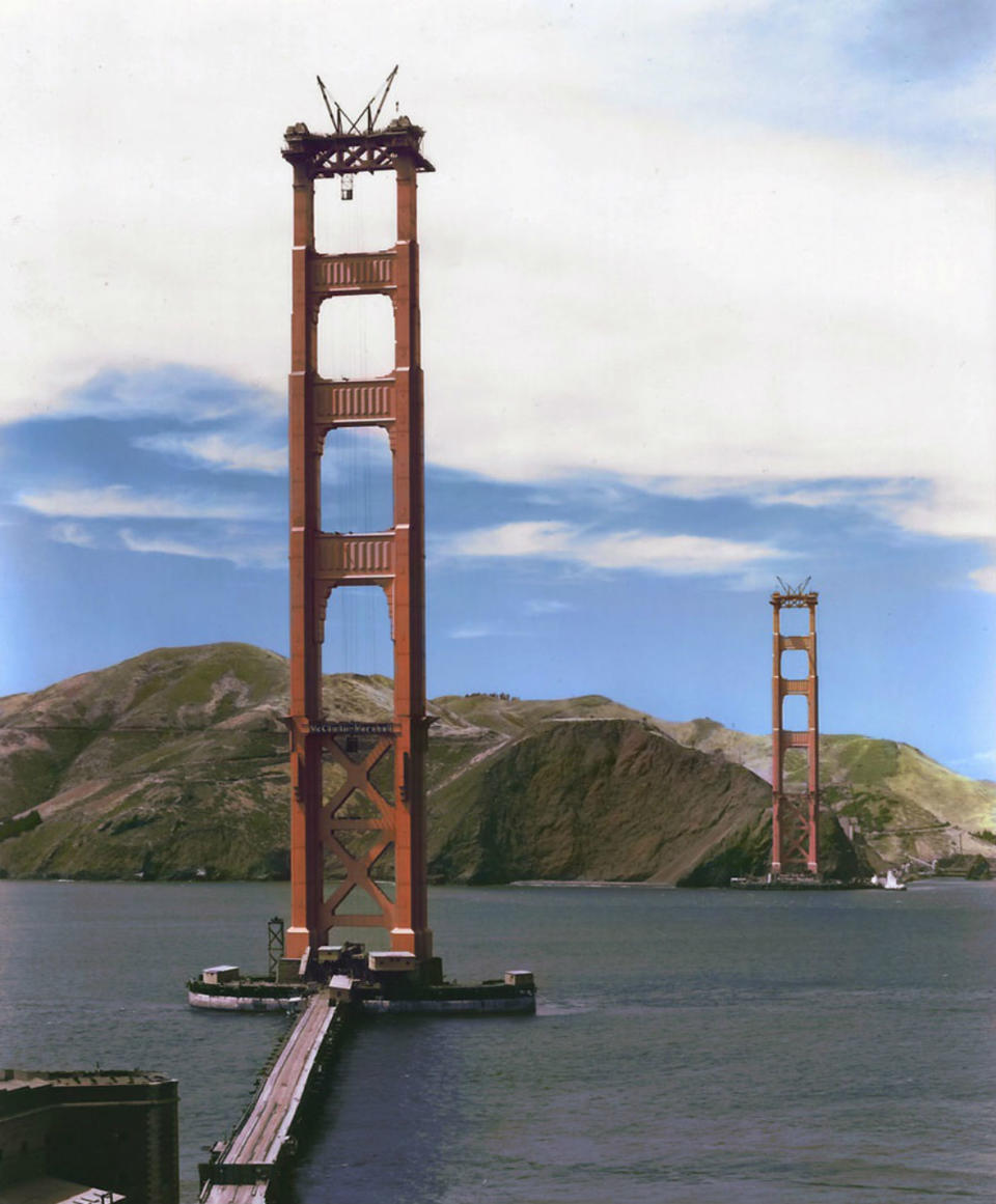 <p>Las dos torres tienen 227 metros de altura y bajo el puente quedan otros 67 que permiten el paso de barcos a través de la bahía de San Francisco. (Foto: Wikimedia Commons). </p>