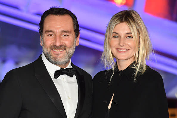 <p>Côté vie privée, Gilles Lellouche file le parfait amour avec Alizée Guinochet, une jeune actrice de 33 ans. Mais, lors de la présentation de « Le Grand Bain » au festival de Cannes en mai dernier, c’est son ex, l’actrice Mélanie Doutey qu’il invite pour fouler le tapis rouge à ses côtés. </p>