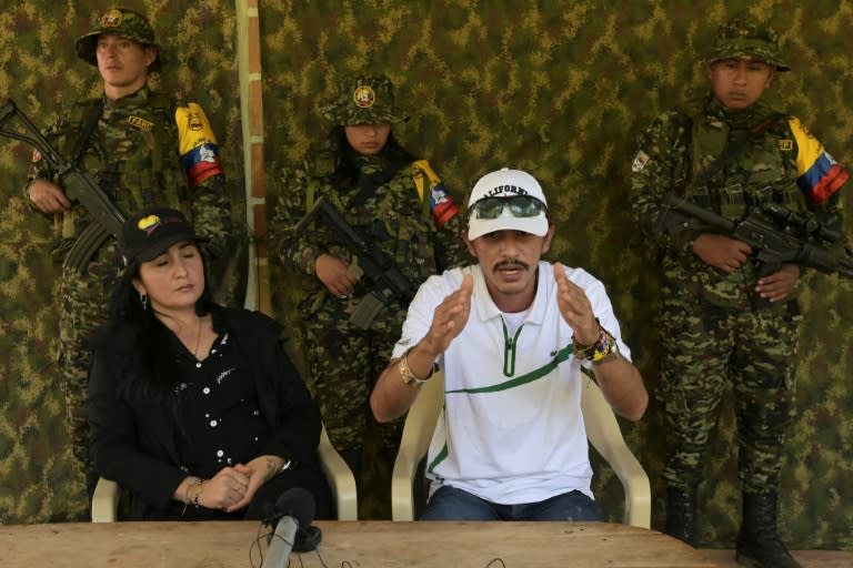 El comandante Andrey Avendaño, de la disidencia de las FARC, habla durante una entrevista cerca de la localidad de Suárez, departamento del Cauca, el 30 de agosto de 2023 (JOAQUIN SARMIENTO)