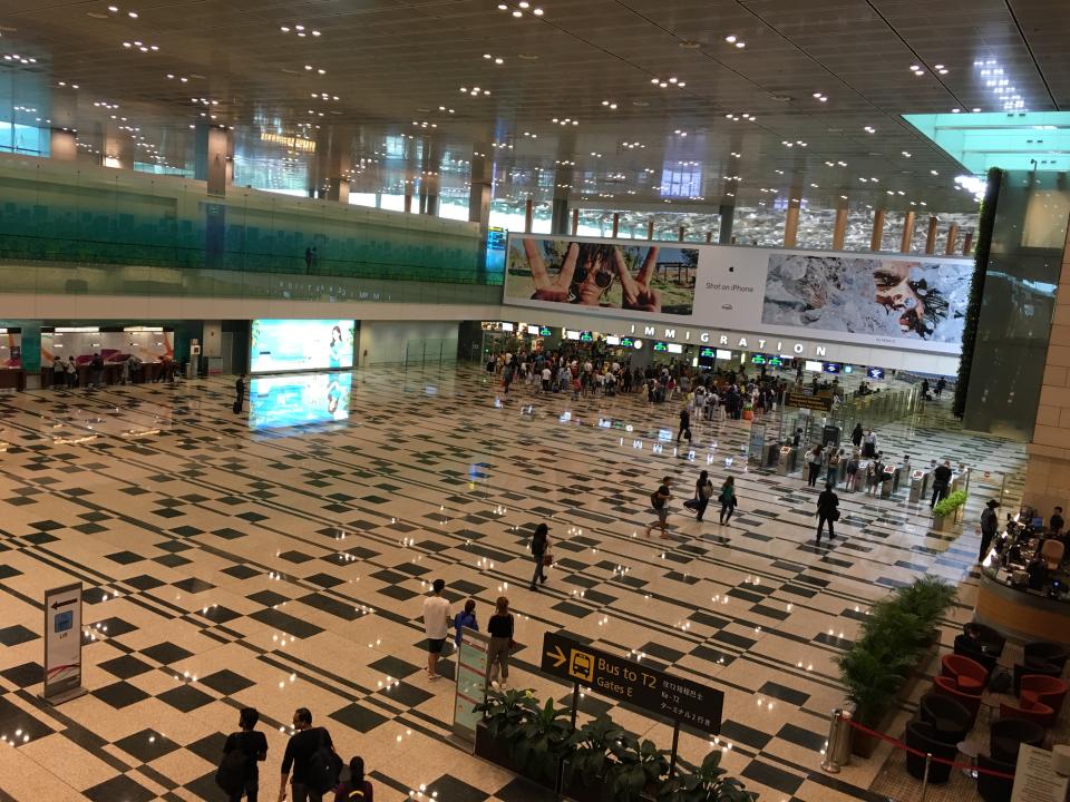<p>El mejor aeropuerto del mundo es el de Singapur, que recibe este reconocimiento por sexto año consecutivo. Situado en Changi, abrió recientemente una cuarta terminal y es uno de los principales centros aeroportuarios de Asia tanto en tráfico de pasajeros (62 millones de personas pasaron por él en 2017) como de mercancías. (Foto: Wikimedia Commons). </p>