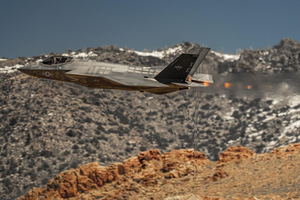 <em><em><em>Image Courtesy of Aviation Photographer <em>@point_mugu_skies</em></em></em> <em><em>on Instagram</em></em></em>