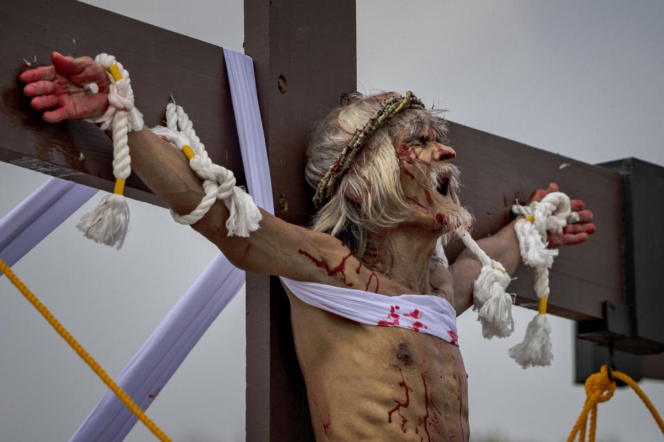 El penitente Wilfredo Salvador hace una mueca de dolor mientras lo clavan en una cruz durante las crucifixiones del Viernes Santo el 7 de abril de 2023 en San Fernando, Pampanga, Filipinas. Se considera extrema y la Iglesia católica la desaconseja firmemente. (Foto de Ezra Acayan/Getty Images)