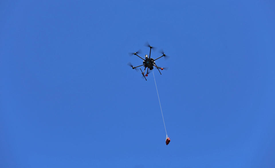 An Everdrone lowering an Automated External Defibrillator (AED).