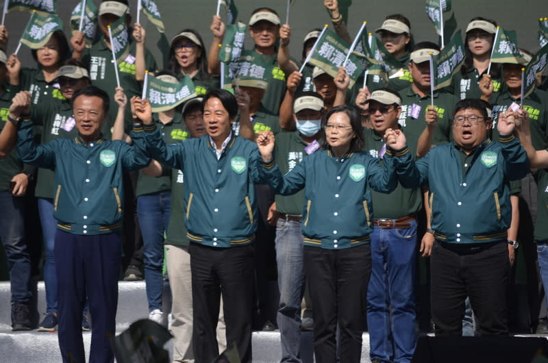 賴清德、蔡易餘聯合競選總部成立 民進黨總統參選人賴清德（前左2）與嘉義縣海區立 委參選人蔡易餘（前右1）聯合競選總部18日在朴子 市成立，總統蔡英文（前右2）、嘉義縣長翁章梁 （前左1）等人都出席站台。 中央社記者蔡智明攝  112年11月18日 