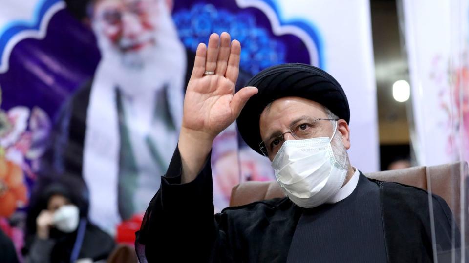 Ebrahim Raisi, der damalige Leiter der iranischen Justiz, wurde vom obersten Führer Ajatollah Ali Chamenei bestätigt und darf sein Amt antreten.