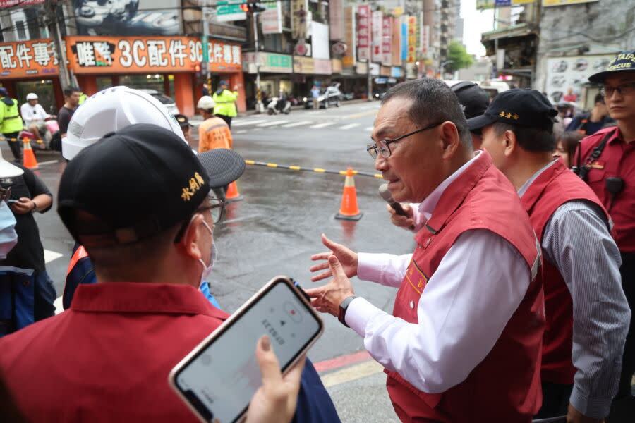 圖／板橋區南雅南路、館前西路口於今（10）日下發生自來水管破裂的意外，新北市長侯友宜聞訊後也前往現場視察。（新北市政府新聞局提供）