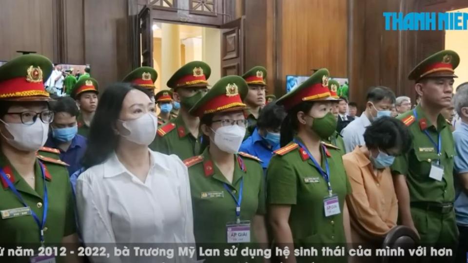 越南女首富張美蘭（左二）貪腐案5日開庭，涉及被告多達數十人。（圖／翻攝自Báo Thanh Niên新聞影片）