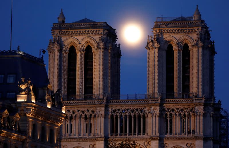 The pink supermoon rises in Paris