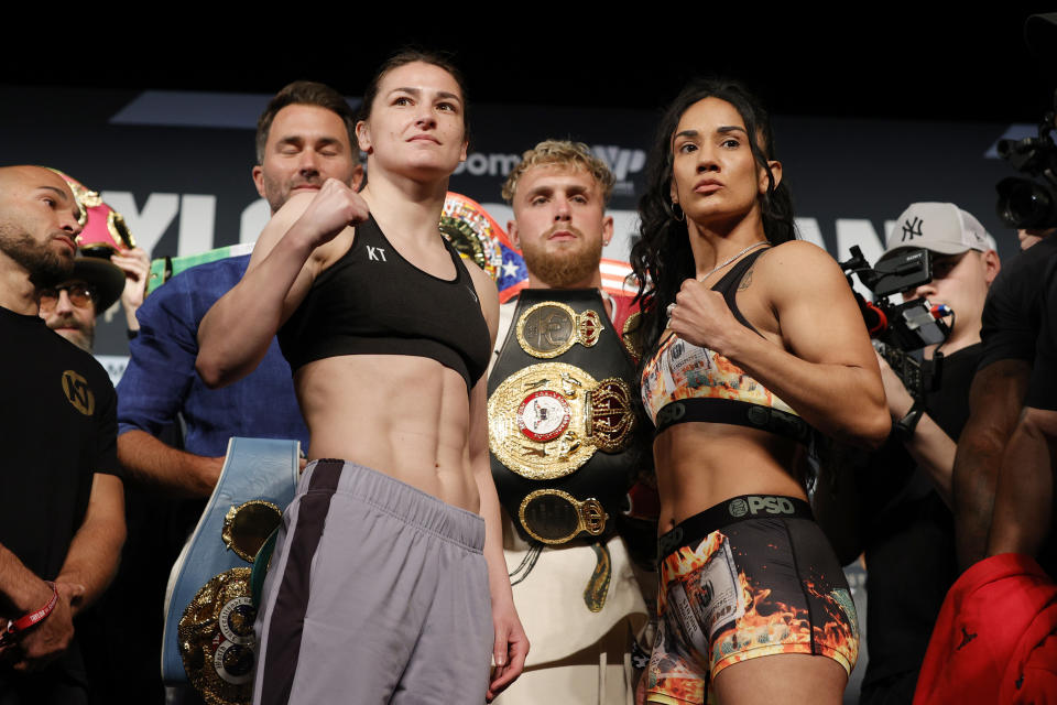 NUEVA YORK, NUEVA YORK - 29 DE ABRIL: Katie Taylor de Irlanda (izquierda) y Amanda Serrano de Puerto Rico (derecha) se enfrentan durante el pesaje previo a su pelea por el título mundial de peso ligero en el Teatro Hulu en el Madison Square Garden en abril. 29, 2022 en Nueva York, Nueva York.  La pelea será la primera pelea de deportes de combate de mujeres en encabezar el Madison Square Garden.  (Foto de Sarah Stier/Getty Images)