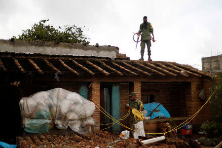 Soldiers review a damaged house, after an earthquake, in San Simon el Alto, Mexico September 23, 2017. REUTERS/Edgard Garrido