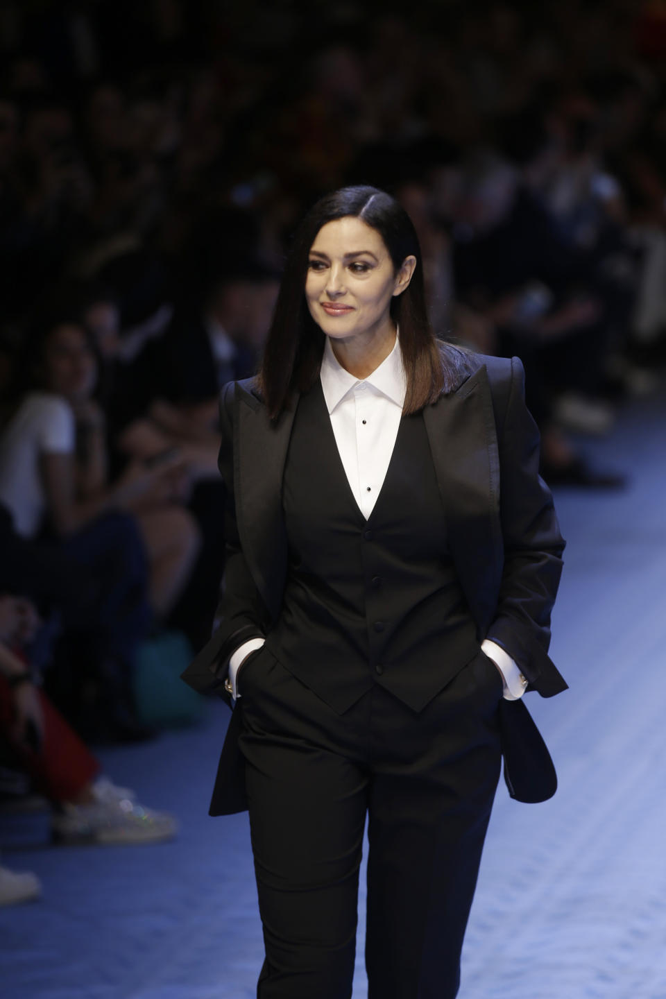 BU: Monica Bellucci verlieh einem klassischen Herrenanzug weibliche Eleganz. (Bild: AP Photo)