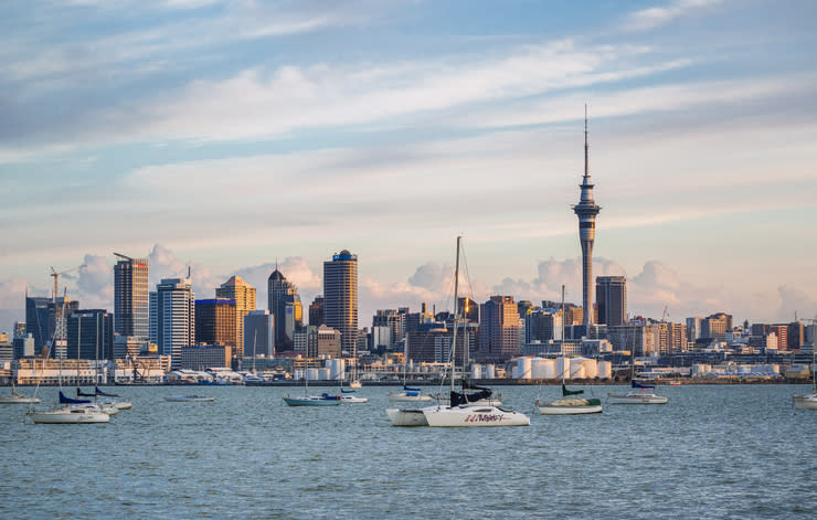 <strong>14e - Auckland (Nouvelle-Zélande)</strong>. Abritant plus d’un tiers de la population nationale, cette grande ville néo-zélandaise est généralement plébiscitée pour sa qualité de vie. Mais un sondage mené en 2019 par l’organisme de santé Southern Cross et le groupe de défense des entreprises BusinessNZ a révélé que les Aucklandais souffraient de stress lié notamment à une surcharge de travail et à des problèmes relationnels. Un constat appuyé par les chiffres suivants : 20,1% des femmes et 17,2% des hommes habitant dans cette zone urbaine connaissent des troubles de santé mentale. ©<em>Getty Images</em>