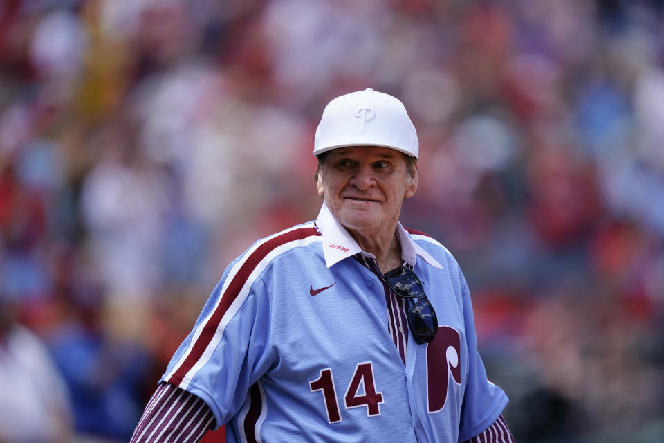 Pete Rose, ex jugador de los Filis de Filadelfia, ingresa al diamante durante una ceremonia de figuras del equipo previo a un juego entre los Filis y los Nacionales de Washington, el domingo 7 de agosto de 2022. (AP Foto/Matt Rourke)