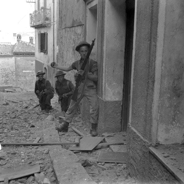 Soldados de infantería del Regimiento Carleton y York se preparan para lanzar una granada al escondite de un francotirador en Campochiaro, Italia, el 23 de octubre de 1943.