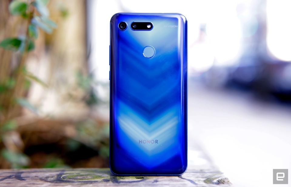 "Glamorous" isn't the first word that springs to mind when thinking of Honorsmartphones, but to my surprise, it actually fits the Honor View 20 quitewell