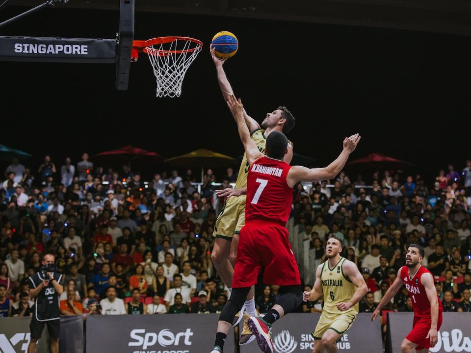 澳大利亚（黄色球衣）和伊朗队在 2024 年 FIBA 3x3 亚洲杯男子决赛中交锋。（照片：新加坡体育中心）